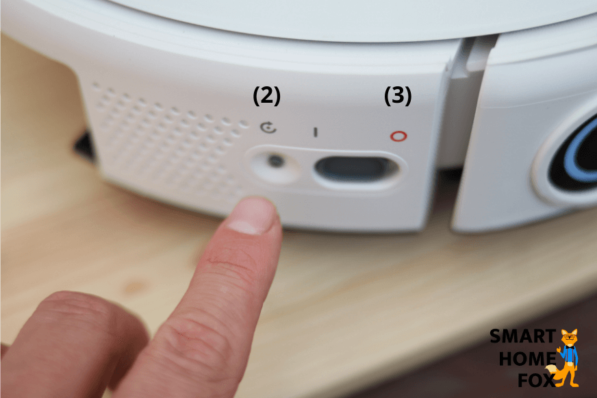 Die Seitenknöpfe des Yeedi Mop Saug-Wisch-Roboters in der Nahaufnahme